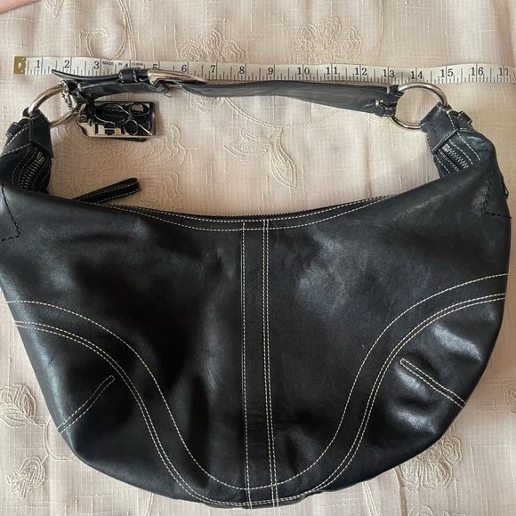 COACH Soho Hobo black leather bag chrome hardware zipper white topstitch detail - Picture 13 of 16